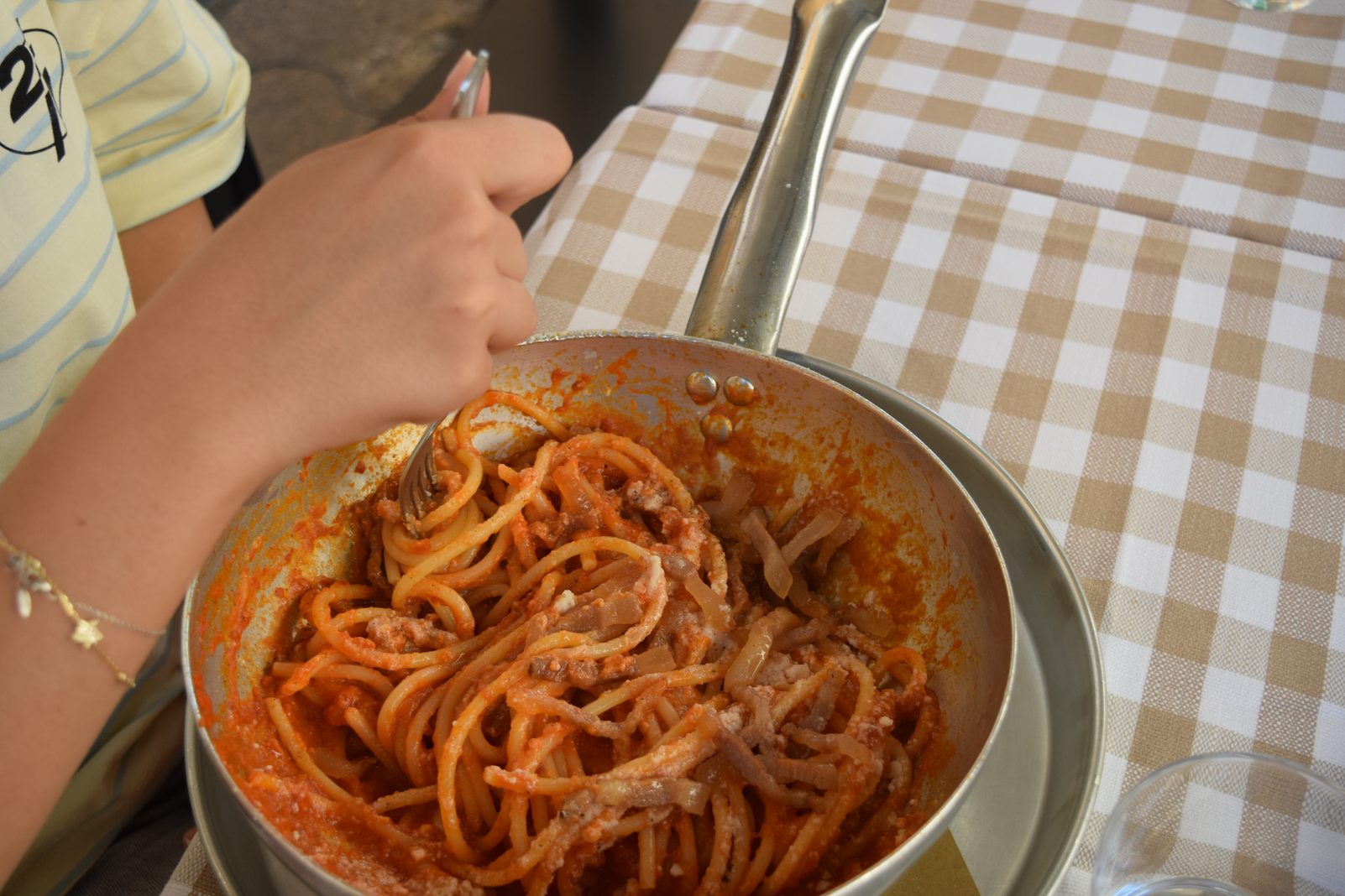 Spaghetti all'amatriciana serviti in padella