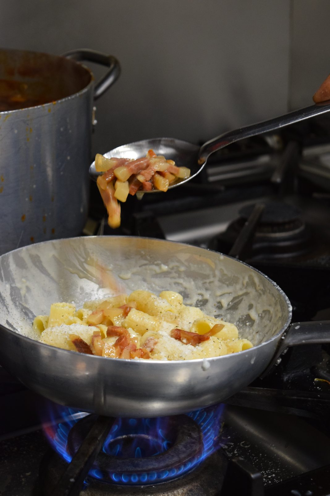 Patate e pancetta saltate in padella